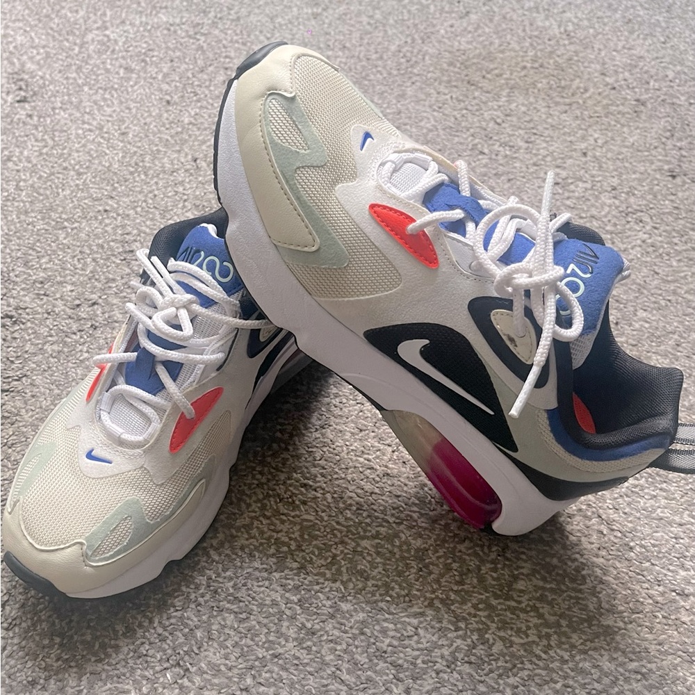 Women’s Size 8. Nike Air Max 270 “Fossil” Very Clean.